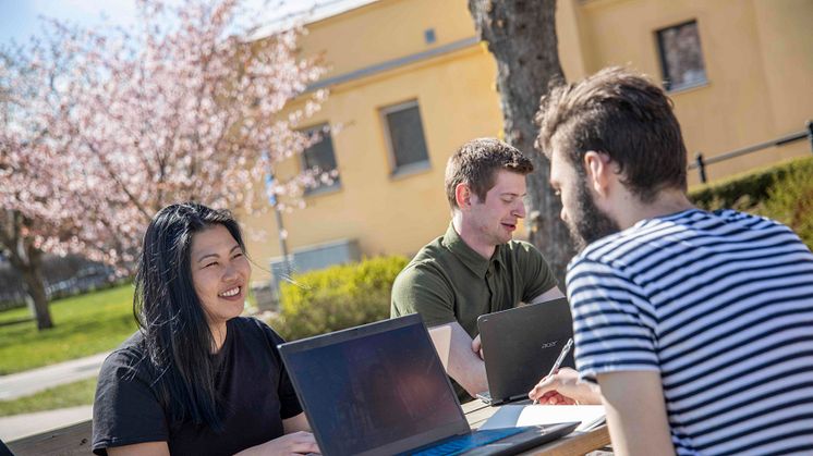 Studenter på Högskolans campus. Foto: Högskolan i Skövde