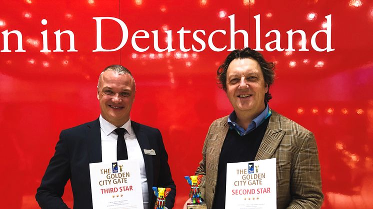 Turistchef Bo Schou Lauridsen (tv) og Anders Kongshaug fra Kongshaug Productions modtog torsdag to priser for turistfilmene om Ein Smuttur til destinationer i Nordtyskland.