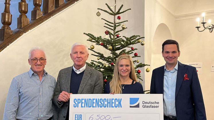 Deutsche Glasfaser, vertreten durch Winfried Kopperschmidt (2.v.l.) und Sibylle Kellerhals (3.v.l.) übergibt an TSV-Vorstand Günter Hohenleitner (1.v.l.) im Beisein von Bürgermeister Emanuel Staffler (1.v.r.) den Spendenscheck. (Foto: Jennifer Böhme)