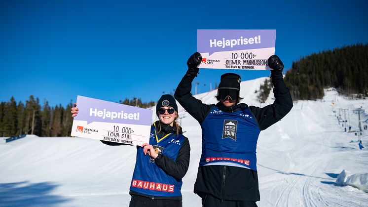 Tova Stål och Oliwer Magnusson med sitt SM-guld och Svenska Spels Hejapris. Foto: Daniel Bernstål