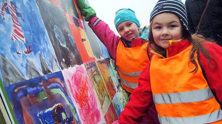 Amanda och Alva är två av över 160 barn från Kulturskolan och Ljunggårdens förskola som har målat på temat Framtidens resande. Alla konstverk visas nu vid Furulund station.