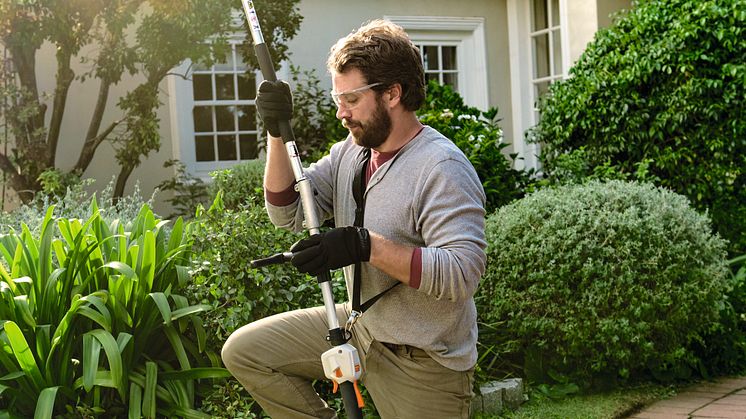 Et nyt allroundværktøj fra STIHL: Den batteridrevne kombimotor kan udstyres med tolv forskellige STIHL kombiværktøjer via en lynkobling – perfekt til dem, der har brug for at kunne klare forskellige haveopgaver.