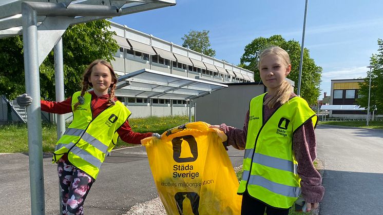 Minellie och Matilda var med och plockade skräp i Städa Dalarna 2023