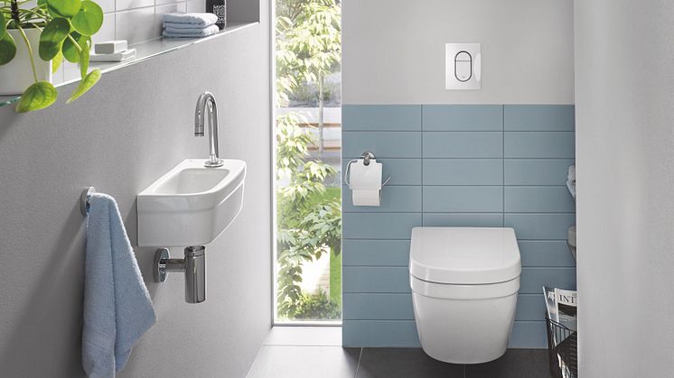 GROHE Essence væghængt toilet, giver mulighed for både et lille og et stort skyl, hvilket kun bruger mellem 3 og 6 liter vand pr. skyl.
