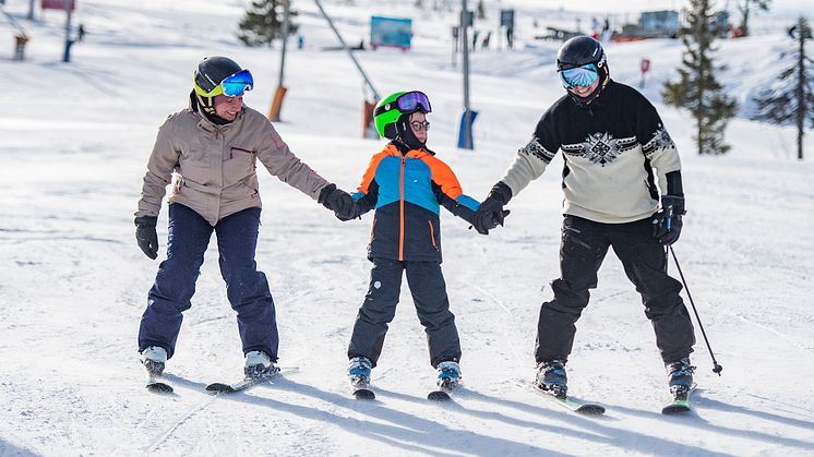 Jetmira fikk endelig være med på mann og sønn på ski etter å ha gått på skiskole i Trysil. Foto: Ola Matsson/SkiStar Trysil