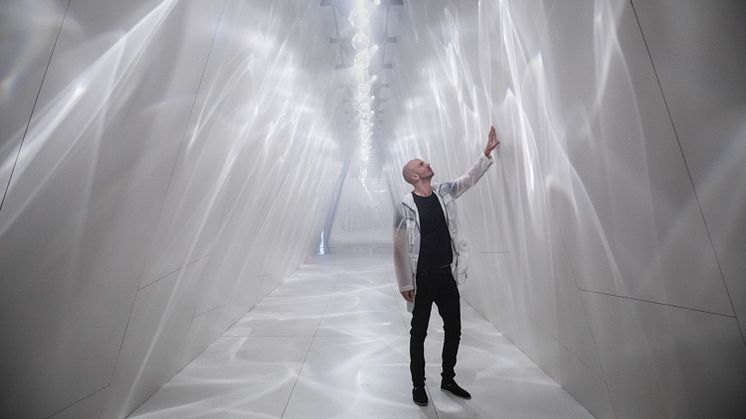 Raytrace är en dramatisk, interaktiv upplevelse som visar prov på harmonin mellan natur, ljus och arkitektur. Raytrace är en 25 m lång och 6 m hög triangulär passage tillverkad av ultra-kompakta Dekton®-ytor i Ventura Centrales mörka, stämningsfulla 