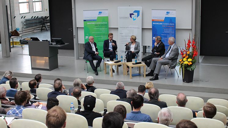 Moderatorin Julia von La Chevallerie begrüßte auf dem Podium als Gesprächspartner Hendrik Fischer (2.v.r.), Prof. Dr. László Ungvári (l.), Dr. Karsten Mühlenfeld (2.v.l.) und Dr. Edmund Ahlers.