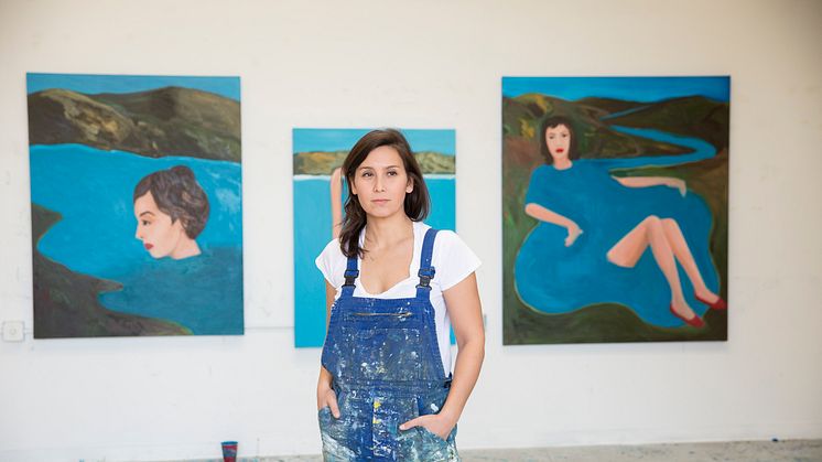 LA-baserade konstnären Becky Kolsrud framför sina senaste verk. Foto: Daniel Sahlberg