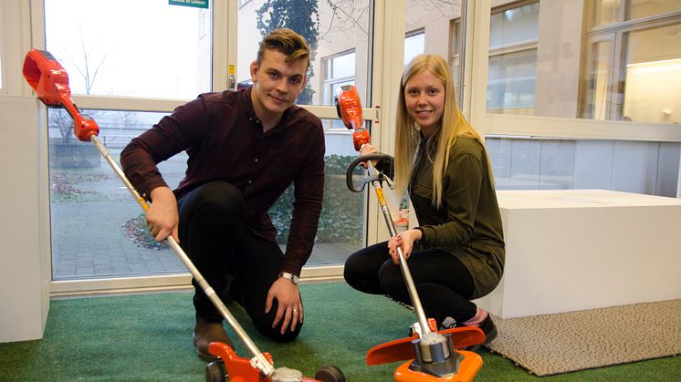 Studenterna Arvid Axelsson och Matilda Lundberg visar två av de prototyper som kommer att vara med på utställningen. 