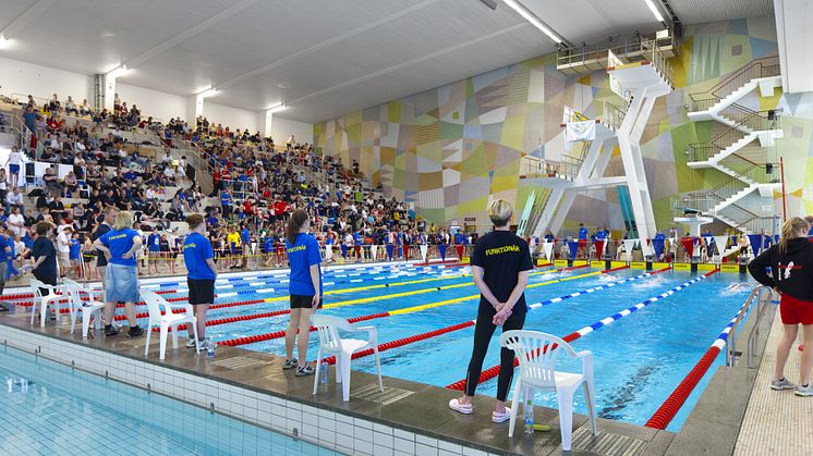 Den gigantiska mosaikväggen på Valhallabadet genomgår just nu en renovering. Foto: Higab/Hans Wretling