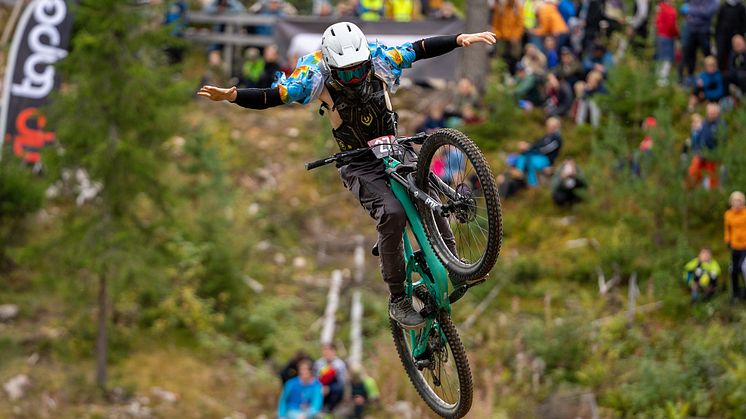 Isak Prange (14 år) fra Trondheim imponerte med dristige hopp og kanskje dagens kuleste Hawaiiskjorte. Foto: Jonas Sjögren