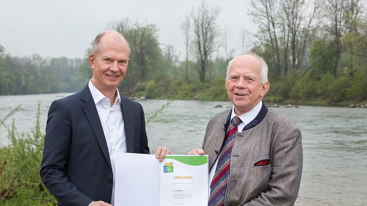 Prof. Dr. Martin Grambow vom Staatsministerium für Umwelt und Verbraucherschut überreicht LEW-Vorstand Dietrich Gemmel die Urkunde des Umwelt- und Klimapaktes Bayern. (LEW / Christina Bleier )