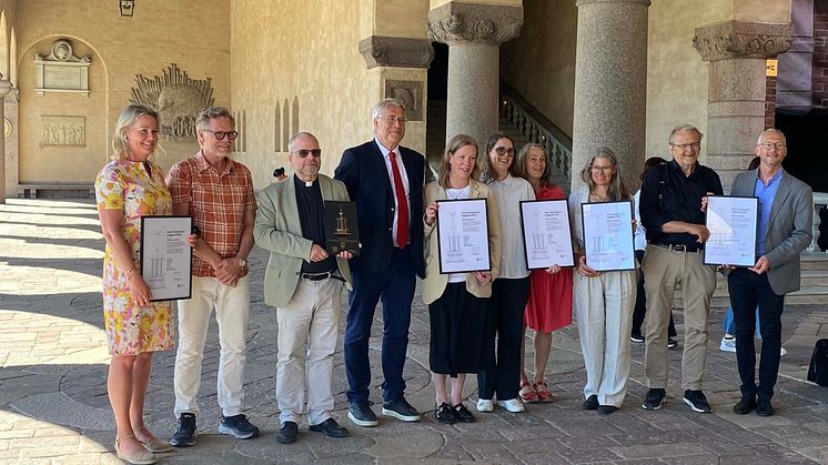 Från vänster: Sara Lindholm Larsson, sjukhuschef, Torleif Falk, Stockholms stadsarkitekt, Stefan Nilsson, direktor, Jan Valeskog, stadsbyggnadsborgarråd och juryns ordförande samt representanter från Tengbom, Nyrén och Ratios arkitektbyråer