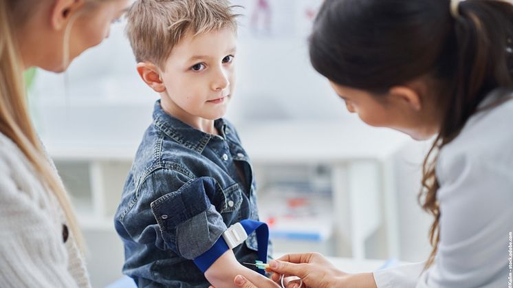 Blutentnahme bei einem Kind - Vorbelastung für eine Familiäre Hypercholesterinämie früh erkennen
