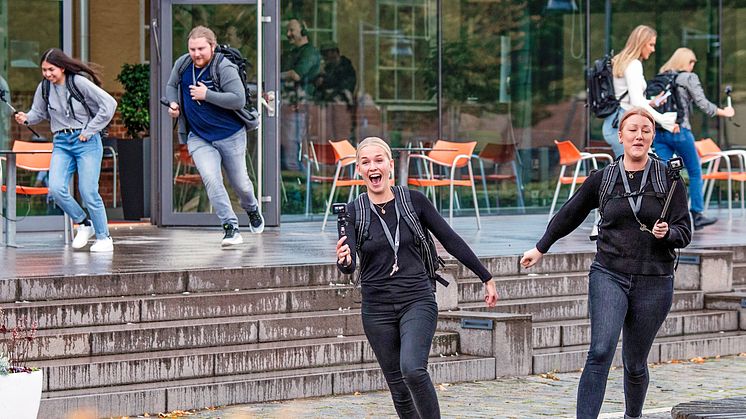 Upplägget för Hide and Seek Challenge var enkelt: tio studenter gömde sig på campus och den som blev hittad sist vann.