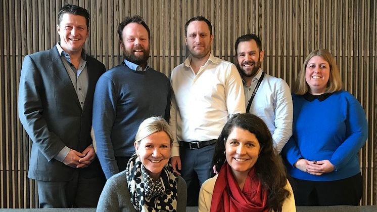 Adm. dir i Selvaag Eiendom Cecilie Martinsen og daglig leder i Grønn Byggallianse/NGBC Katharina Bramselv sammen med f.v.  Bjørn Bratt Aanensen, Magnus Skallerud, Amund Mehli, Thomas Thorstensen og Hege Skjelbred Hatlemark.