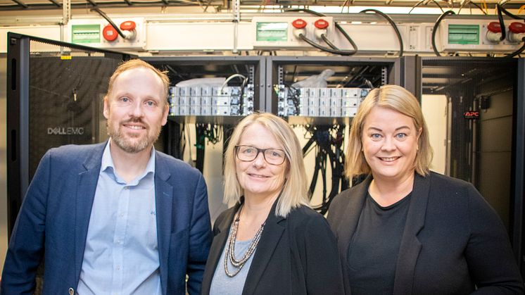 Fra venstre: Professor Ole-Christoffer Granmo, rektor Sunniva Whittaker og direktør i Sparebanken Sør Eva Kvelland. Foto: UiA