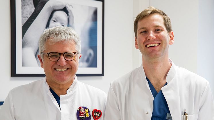 Spezialisten für junge Herzen: Der Leiter der EDUCATE-Studie Dr. Felix Oberhoffer (re.), Assistenzarzt, mit Prof. Dr. Nikolaus Haas, Klinikdirektor der Abteilung Kinderkardiologie und Pädiatrische Intensivmedizin am Klinikum der LMU München.