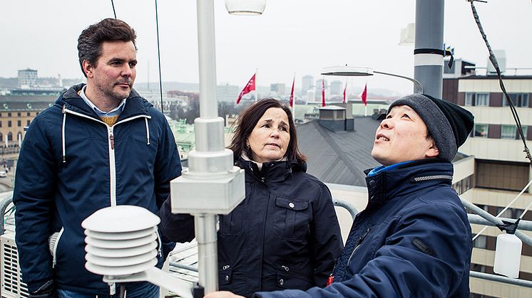 Uppe på taket på köpcentret Nordstan är några av de nya testsensorerna placerade. Fredrik Hallgren och Karin Persson på IVL Svenska Miljöinstitutet och Hung Nguyen från Göteborgs Stad kontrollerar att de fungerar. Foto: Jonas Tobin/IVL