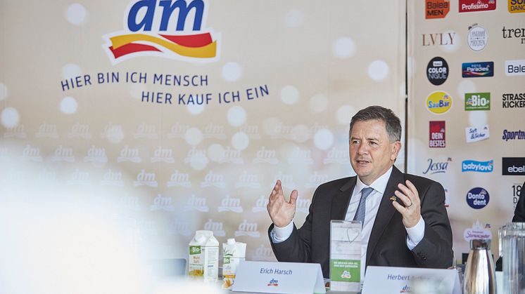 Am 25. April informiert Erich Harsch, Vorsitzender der Geschäftsführung von dm, über die Entwicklung von dm in Deutschland