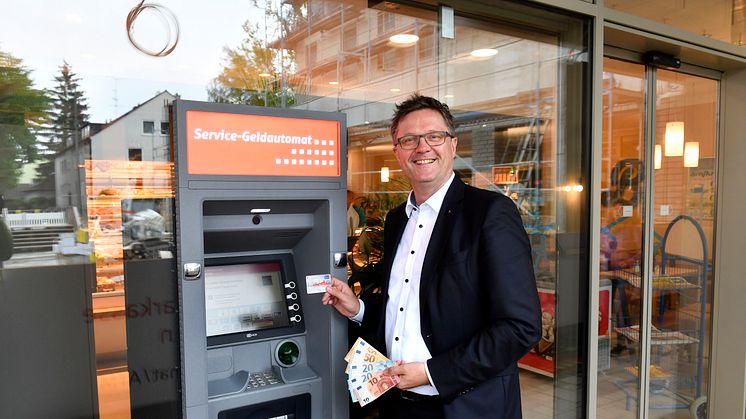 Pressesprecher Joachim Fröhler am neuen Geldautomaten der Stadtsparkasse München an den Fasanarkaden