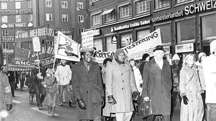 Demonstration med Isolera Sydafrika Kommittén (ISAK), 1982, Stockholm. Kaire Mbuende, Anna Lindh, Eddie Funde.  Foto av:  John Nau. 