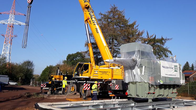 Westfalen Weser Netz modernisiert Umspannwerk Lahde: 50 Tonnen schwerer Trafo wurde jetzt per Schwerlastkran auf sein Fundament gehievt.