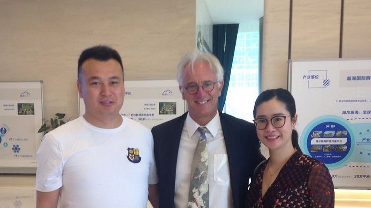 In Qingdao (v.re.): Dr. Zhao Xi, Prof. Dr. Hans-Rüdiger Kaufmann, MBA-Absolvent.