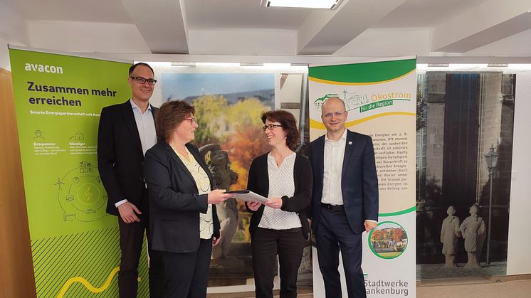 v.l. Ingo Schultz, GF Avacon Natur, Birgit Dieterich und Christa Rieger, GF EEB, Tim Schlenkermann, GF SW Blankenburg