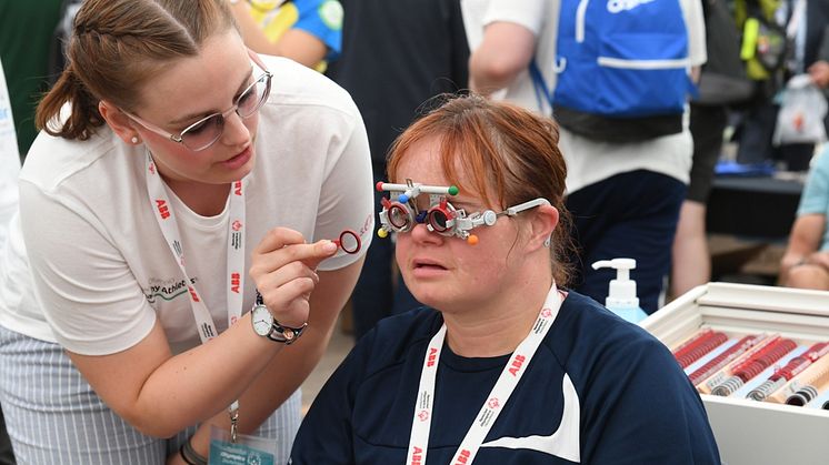 Marie-Kristin Preuschl überprüft bei Nicole Pietschmann, Athletin der ﻿Lebenshilfe Brandenburg-Potsdam e.V., die Sehkraft. (Foto: SOD/Juri Reetz)