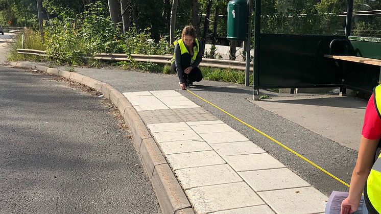 Annie Johansson och Isabel Olofsson genomförde skräpmätningen på uppdrag av Nacka vatten och avfall