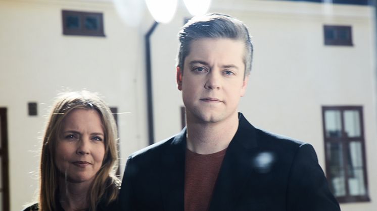 Tiina Nevala och Henrik Karlsson, författarna bakom pseudonymen Lou Berg. Foto: Anna-Lena Ahlström