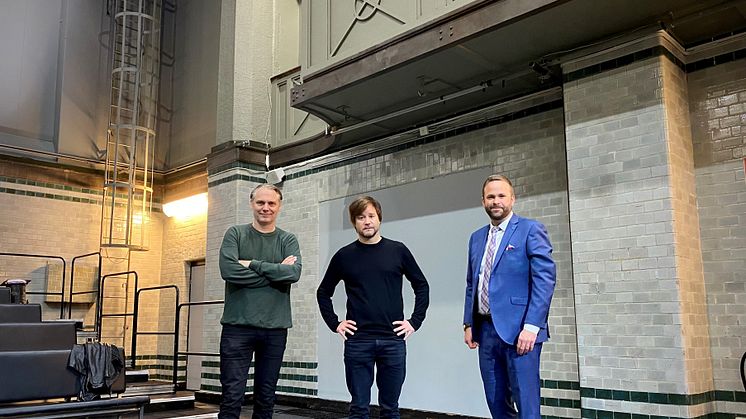 Mattias Andersson, konstnärlig ledare Dramaten, Johannes Öhman teaterchef Dansens Hus och Jonas Naddebo (C) kultur- och stadsmiljöborgarråd Stockholm stad på Elverkets scen.