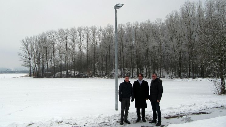 Unscheinbar, aber hoch innovativ und klimafreundlich: die neue Straßenbeleuchtung des Radwegs zum Monte Kaolino in Hirschau.