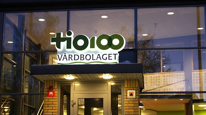 TioHundra AB tvingas varsla och stänga vårdplatser