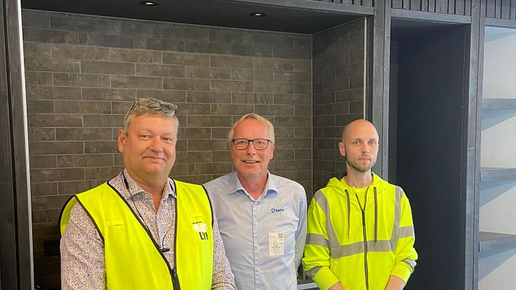 Christer Ohlsson (Oatly), Roger Kronberg (bemt AB) och Johan Korpe (Oatly) gläds över att bemt AB går in som fullserviceutförare inom kyla och ventilation vid Oatlys anläggningar i Landskrona.