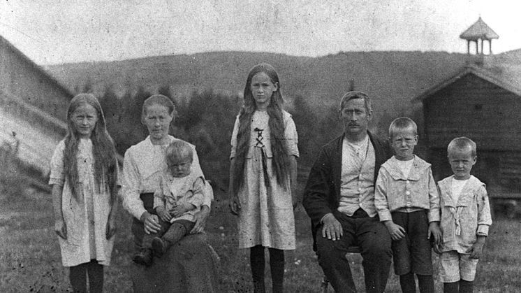 MORSKJÆRLIGHET: 2 år gamle Vidar Sandbeck på sin mors fang, sammen med resten av familien Sandbeck. Morskjærligheten fra Lenny Alida Sandbeck har inspirert kunstneren Ingrid Åkerblom. Foto: Anno Glomdalsmuseet