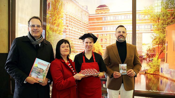 v.l. Volker Bremer, Karin Finger, Juliane Siedler und  Marcus Kahl  präsentieren das Schaufenster der Goethe Chocolaterie Leipzig