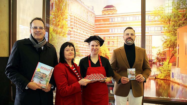 Volker Bremer, Karin Finger, Juliane Siedler und Marcus Kahl (v.l.) präsentieren das Industriekultur-Schaufenster der Goethe Chocolaterie Leipzig - Foto: Andreas Schmidt