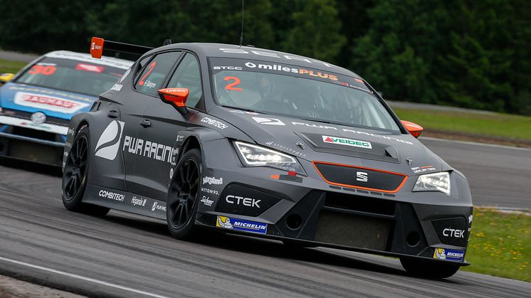 Robert Dahlgren, SEAT Leon (2), Fredrik Ekblom, Volkswagen Golf GTI (30). Foto: Tony Welam/STCC