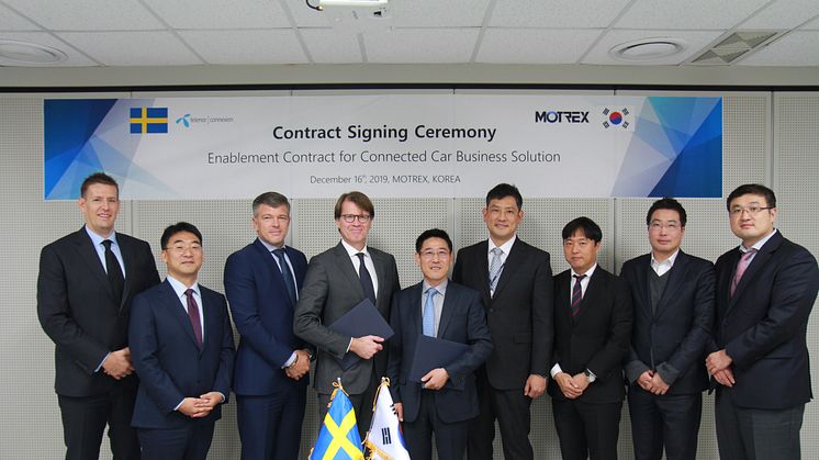 Contract signing between Motrex CEO Lee Hyung-hwan and Telenor Connexion CEO Mats Lundquist.