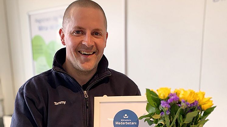 Tommy Krived som är besiktningstekniker i Landvetter har utsetts till månadens medarbetare i Bilprovningen. På bilden gratuleras han med blommor och diplom.