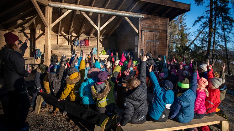 FAU ved Hof skole fått på plass et uteklasserom for elevene, og fikk støtte til å bygge gapahuk fra Sparebankstiftelsen DNB. (Foto: Katrine Lunke)