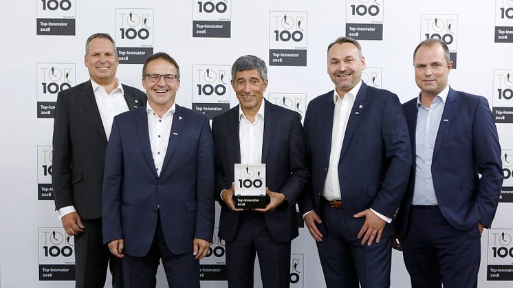 Das Team von Algeco um Geschäftsführer Stefan Harder (2. v. l.) freut sich über die Top 100-Auszeichnung durch Ranga Yogeshwar (M). 