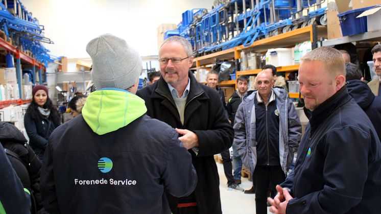 Skanderborgs borgmester Jørgen Gaarde (S), der ses i midten af billedet, hilser på medarbejdere i Forenede Service under virksomhedsbesøget mandag. Foto: Jannik Preisler 