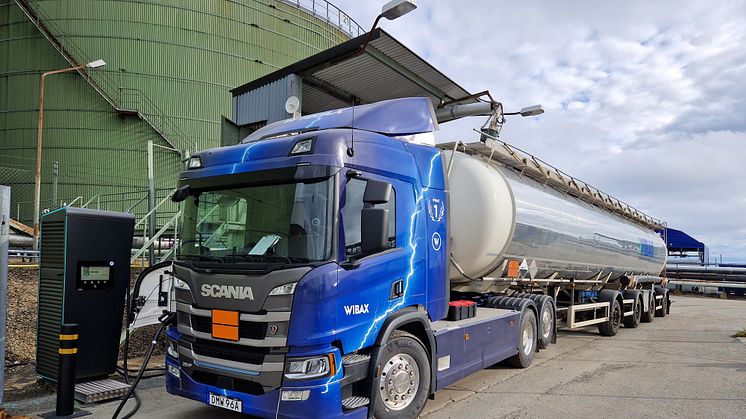 På bilden ser ni när den elektriska lastbilen står på laddning vid Wibax terminal i Skelleftehamn.