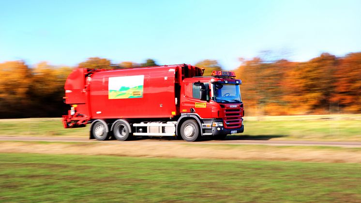 Från årsskiftet tar Sysav över ansvaret för sophämtningen och Ohlssons röda sopbilar kommer att hämta soporna.