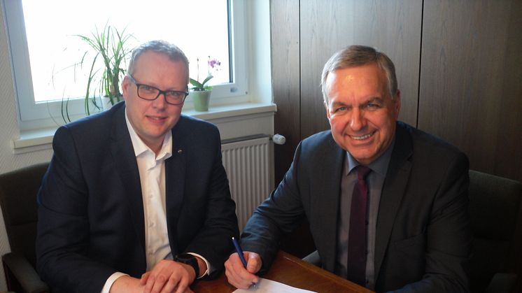 In Beisein von Frank Niemeier (Deutsche Glasfaser) unterzeichnet Bürgermeister Gerd Albrecht den Vertrag für die Glasfaseranschlüsse für die Gemeinde Wendeburg.