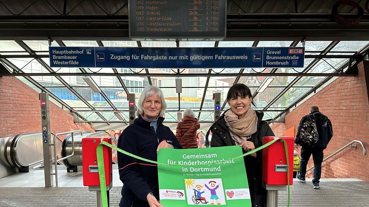 Michaela Büschler (Malteser, l.) und Irene Mechsner (Löwenzahn, r.) an der Stadtbahn-Haltestelle Stadtgarten.