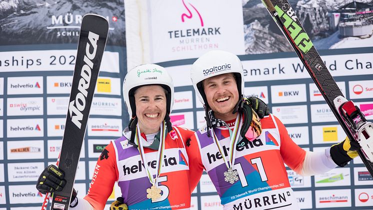 Strahlende Gesichter im Schweizer Telemark Team nach den Parallel Sprints: Weltmeisterin 2023 Beatrice Zimmermann und Silber-Gewinner Alexi Mosset